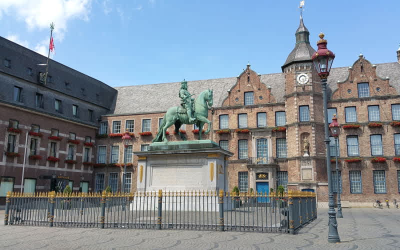 Marktplatz-Dusseldorf-Seyahat-Rehberi